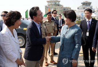 인도 방문 마친 김정숙 여사, 신봉길 주인도대사와 인사 | 연합뉴스