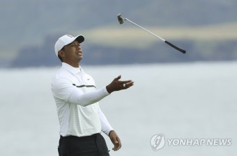 '디오픈' 2R서 퍼터 띄워보는 우즈 | 연합뉴스