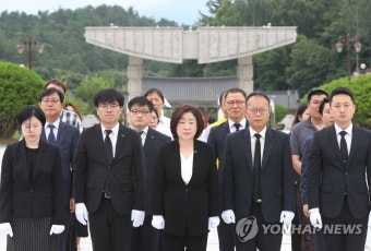 심상정 대표, 5·18 민주묘지 참배 | 연합뉴스