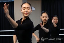 한국무용 시험 준비하는 수험생 | 연합뉴스