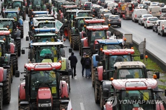 트랙터로 파리 외곽도로 막은 프랑스 농민들 | 연합뉴스