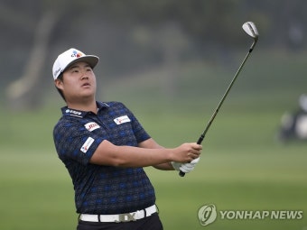 샷 하는 임성재…파머스 인슈어런스 첫날 공동 3위 | 연합뉴스