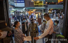 방콕 술집 주인에게 코로나19 영업중단 명령하는 경찰 | 연합뉴스