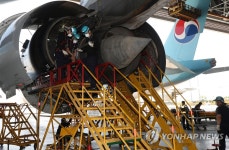 ′언제든 투입할 수 있도록′…분주한 항공기 격납고 정비사들 | 연합뉴스