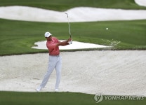 마스터스 앞두고 벙커샷 연습하는 타이거 우즈 | 연합뉴스
