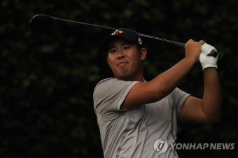 '잘 갔나' 마스터스 1라운드서 티샷 후 공 바라보는 안병훈 | 연합뉴스