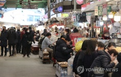 조금씩 활기 찾는 시장 | 연합뉴스