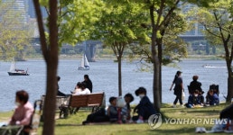 ′화창한 날씨′…산과 공원으로 나들이 나선 시민들 | 연합뉴스