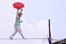 구름을 배경 삼아…줄타기 명인의 공연 | 연합뉴스