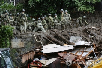 日 산사태 현장서 사흘째 실종자 수색하는 구조대 | 연합뉴스