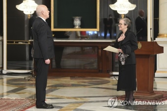 대통령 앞에서 취임 선서하는 부든 튀니지 신임 총리 | 연합뉴스