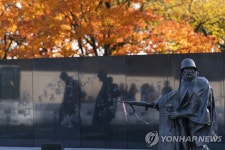 미 재향군인의 날 워싱턴 한국전 기념관 찾은 방문객들 | 연합뉴스