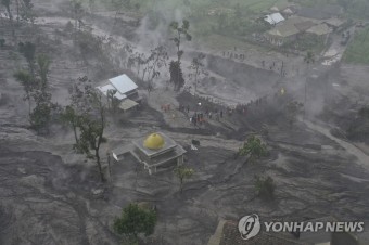 상공에서 본 인니 스메루 화산 피해 마을 | 연합뉴스