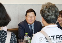 대전행복상회 참여 소상공인들과 간담회 하는 박성효 이사장 | 연합뉴스
