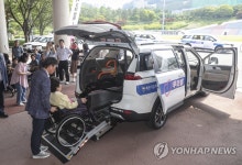 교통약자 행복도시 부산! 선언, 두리발 전달식 개최 | 연합뉴스