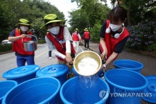 물 나르는 광주시립제1요양ㆍ정신병원 노조 | 연합뉴스