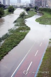 물에 잠긴 춘천 도심 하천 산책로 | 연합뉴스