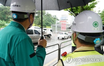 염곡동서지하차도 차단막 점검 현장 둘러보는 오세훈 시장 | 연합뉴스