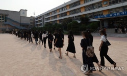 강당 앞까지 이어지는 추모의 발길 | 연합뉴스