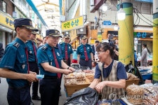 부산 구포시장 순찰하는 우철문 부산경찰청장 | 연합뉴스