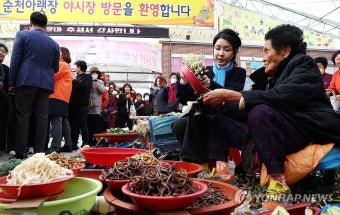 설난영 여사, 순천 아랫장 방문하며 김문수 후보 지지 호소