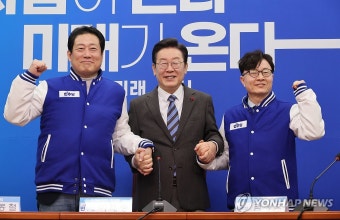 18·19호 영입 인재와 포즈 취하는 이재명 대표 | 연합뉴스