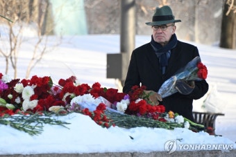 나발니 추모장소 찾은 주러 프랑스대사 | 연합뉴스