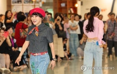 당당한 워킹…시니어 모델 수료 패션쇼 | 연합뉴스