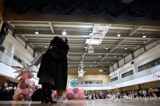 풋풋했던 시절 안녕…즐거움 가득 졸업식 | 연합뉴스