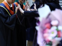 풋풋했던 시절 안녕…즐거움 가득 졸업식 | 연합뉴스