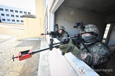 주변 건물 점령하는 특수기동지원여단 장병들 | 연합뉴스