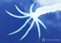 인기만점 KF-21…방산전시회 ADEX 2025 찾은 관람객들 | 연합뉴스