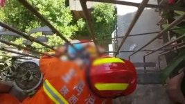 [통통영상] 중국서 세 살배기 아파트 난간에 머리 끼어 아찔 | 연합뉴스