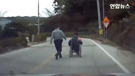 [현장영상] 오르막 도로서 멈춘 장애인 휠체어와 따뜻한 경찰관 | 연합뉴스