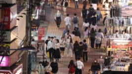 활기 도는 홍대입구…사회적 거리두기 1단계 첫날 불야성 | 연합뉴스