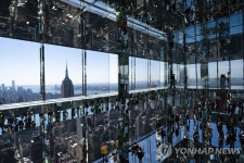 ′아찔한 통유리′…미 뉴욕 최고층 305m 전망대 개장 | 연합뉴스