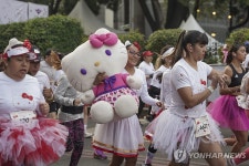 헬로키티와 달리기…멕시코시티 헬로기티 50주년 기념 경주 | 연합뉴스