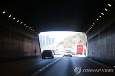 부산 만덕2터널서 3중 추돌…2명 중상(종합) | 연합뉴스