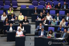 독일 의회서 팔레스타인 티셔츠 입은 의원 쫓겨나 | 연합뉴스