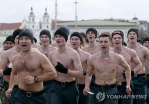 진짜 남자들의 경주…벨라루스 조국 수호의 날 기념 알몸 마라톤 | 연합뉴스