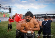 기름 바르고 한판 승부…튀르키예 전통 오일 레슬링 | 연합뉴스