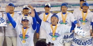 팬들에게 화답하는 오승환, 배영수 | 연합뉴스