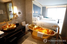 변기·욕조까지 금 입힌 베트남 호텔…황금 1t 사용 | 연합뉴스