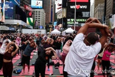 도심 요가…뉴욕 타임스퀘어 마음 힐링 프로젝트 | 연합뉴스