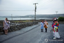 시트콤 파더 테드 팬들과 함께하는 아일랜드 이니스 모르 테드 친구들 축제 | 연합뉴스