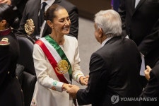 '마초사회' 멕시코 첫 여성 대통령 취임…