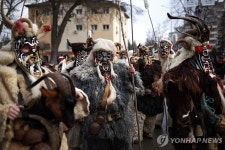 가면으로 악령 쫓기…불가리아 전통 쿠케리 축제 | 연합뉴스