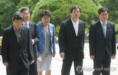 중앙선관위 항의방문하는 朴캠프 의원들 | 연합뉴스