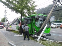 졸음운전 시내버스 전신주 충돌…승객 3명 부상 | 연합뉴스