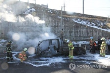옥천 도로공사장서 차량 화재…1명 다쳐 | 연합뉴스